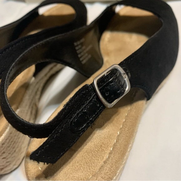 St. John's Bay Memory Foam Slingback Sandals. Size 7. Black with buckle. - Picture 8 of 15